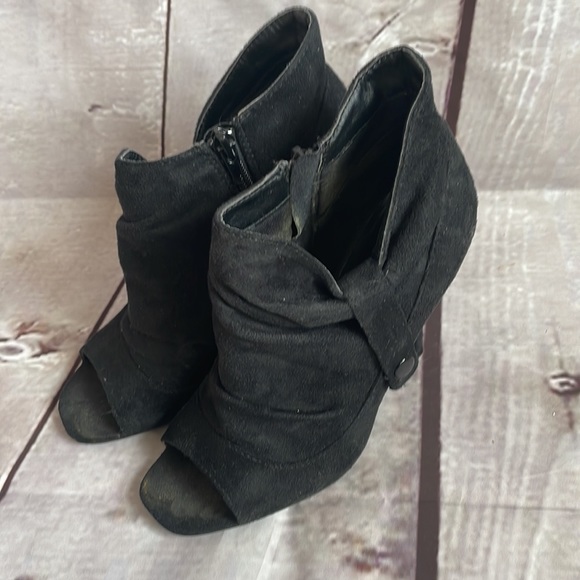 Delicious suede booties in 7.5 - Picture 4 of 8